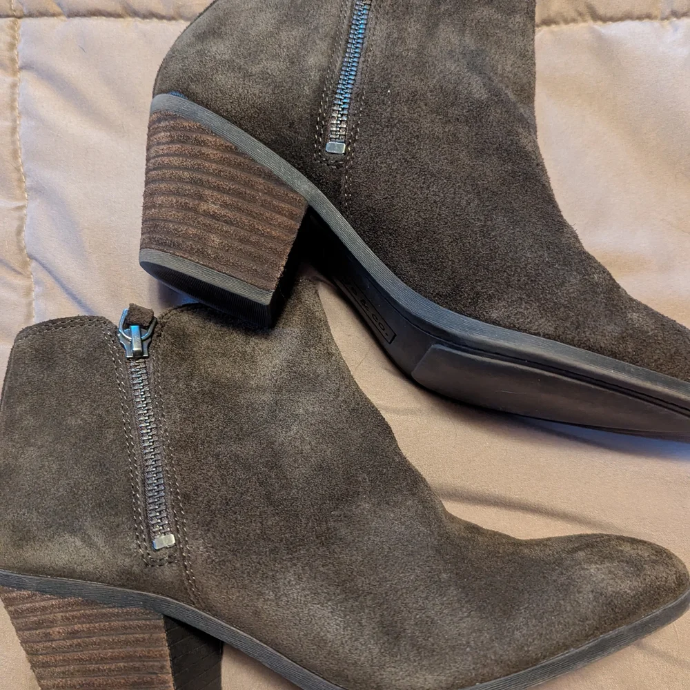Frye Women's Suede Ankle Booties in Olive Brown. Size 7M. Excellent Condition.